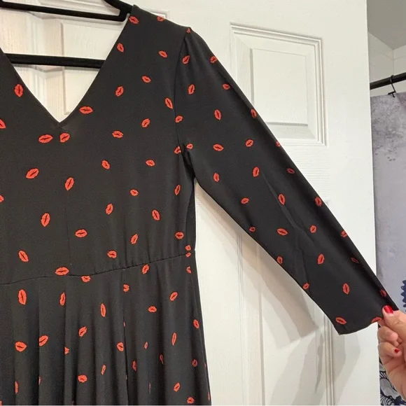 TORRID - Black Knit A-Line Dress with Red Kiss Print, Size 00 NWT, US Size 10 - Picture 14 of 16